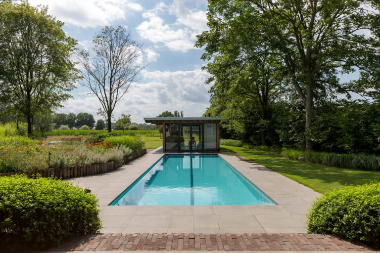 Zwembad met poolhouse