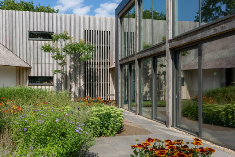 Eiken balken met aluminium kozijnen