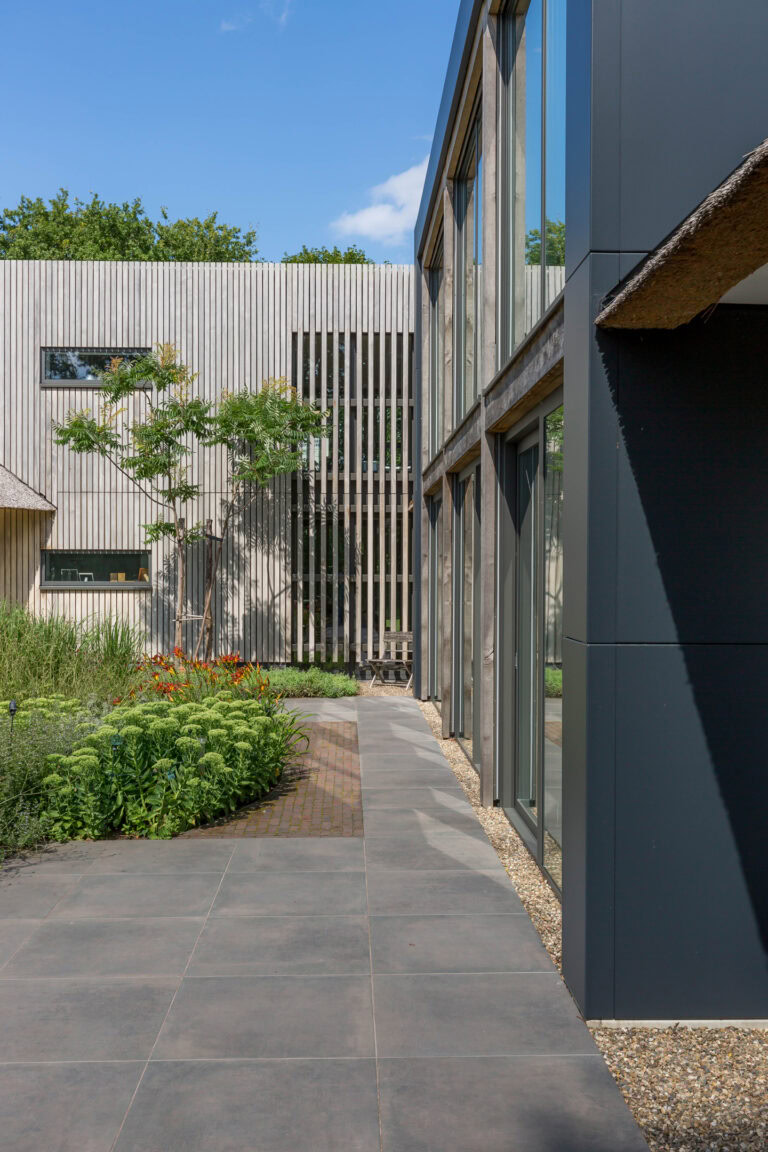 Houten verticale lamellen en gevelbekleding