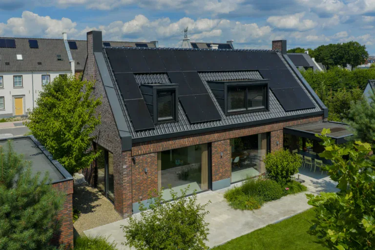 Woning Helmond in metselwerk met grote aluminiumkozijnen