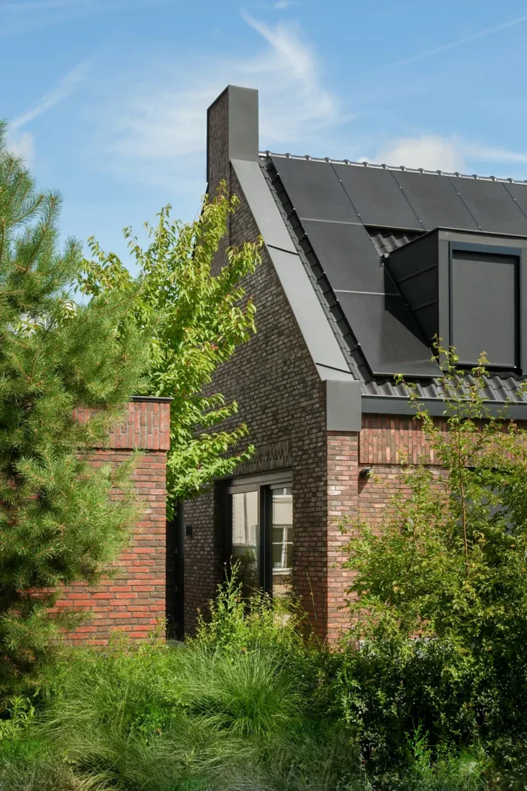 Detailopname bakstenen gevel met dakkapel en schuifpui, woning Helmond