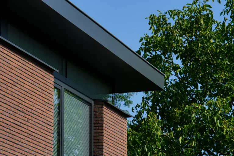 Slank dakoverstek, zwevend dak en aluminium kozijn met structureel beglaasde hoeken
