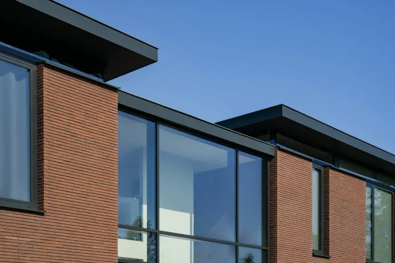 Slank dakoverstek, zwevend dak en aluminium kozijn met structureel beglaasde hoeken