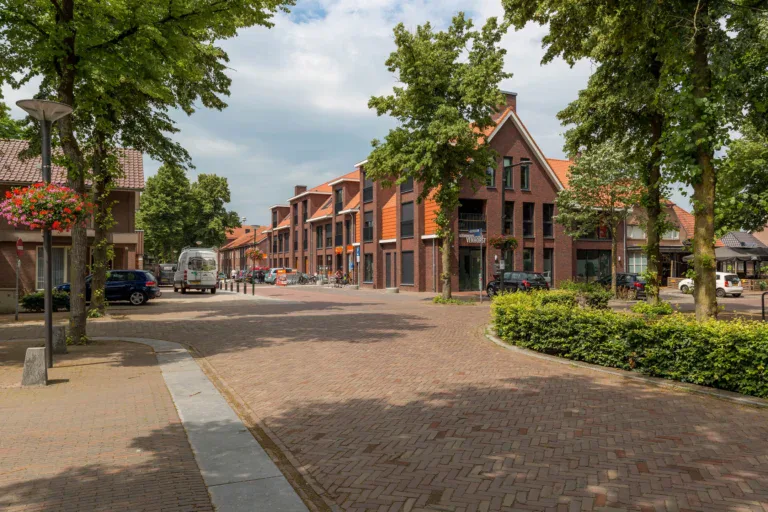 Straatgevel centrumplan Venhorst met zadeldakvormen en gemengd programma