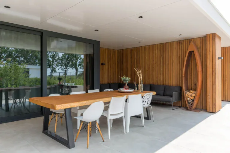 Overdekt terras villa Someren met houten wandbekleding en zicht op tuin