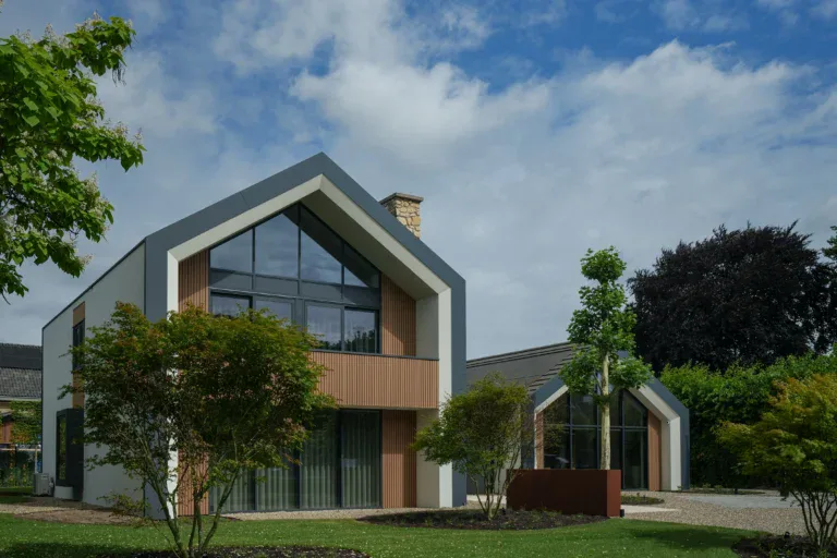 Gerenoveerde villa Someren met zadeldakvormen, houten lamellen en stucwerk