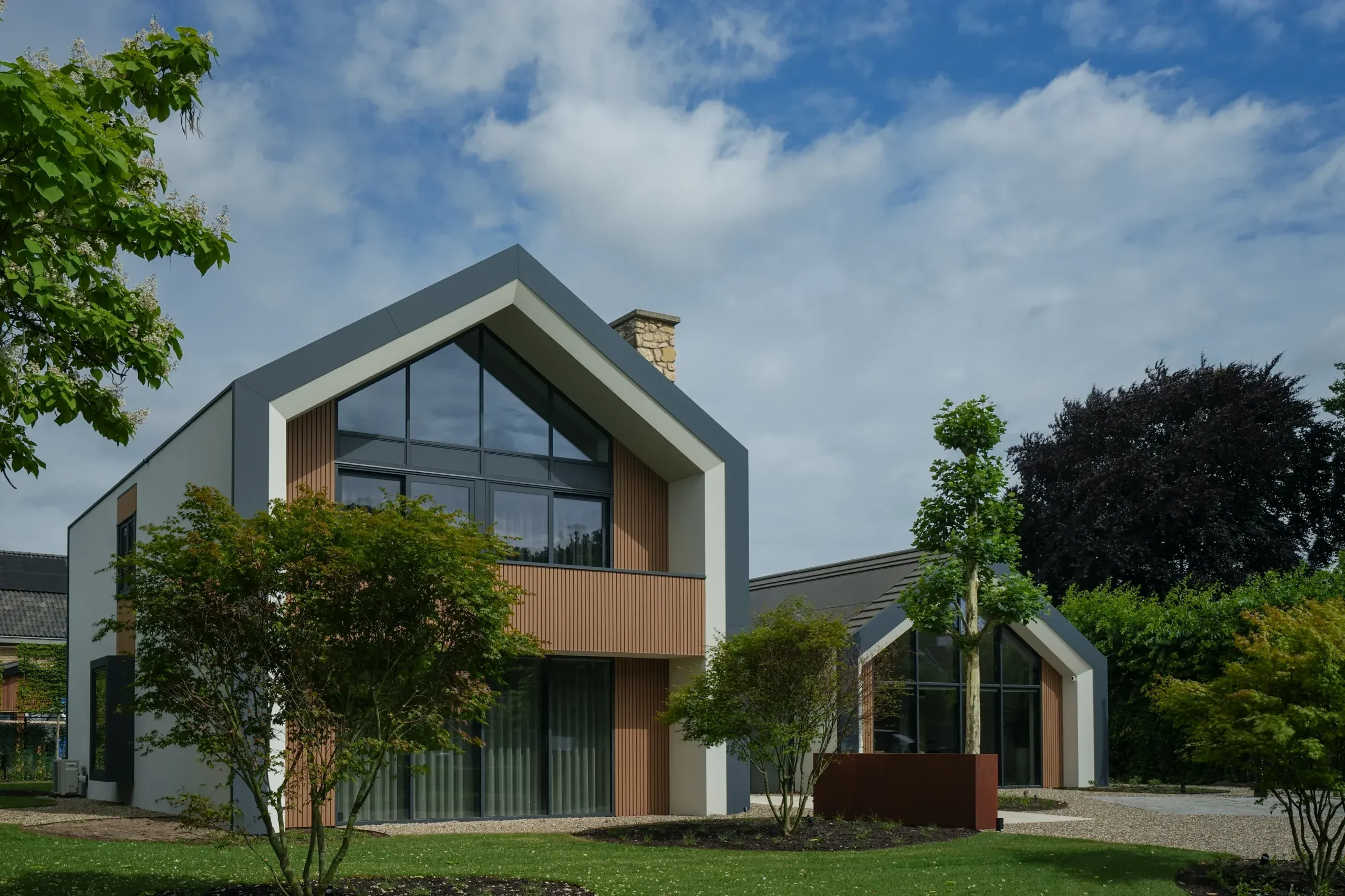 Gerenoveerde villa Someren met zadeldakvormen, houten lamellen en stucwerk