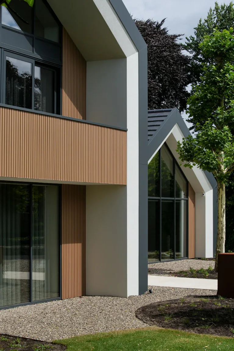 Gerenoveerde villa Someren met zadeldakvormen, houten lamellen en stucwerk