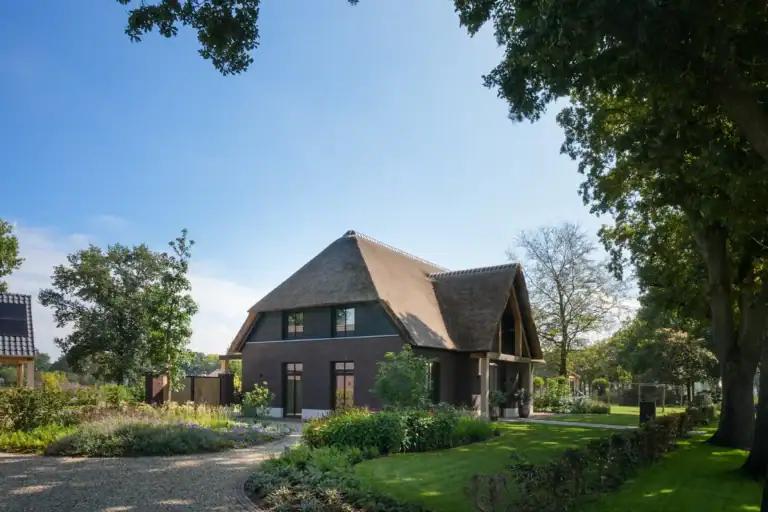Zijgevel met zwart houtendelen Landhuis Venhorst