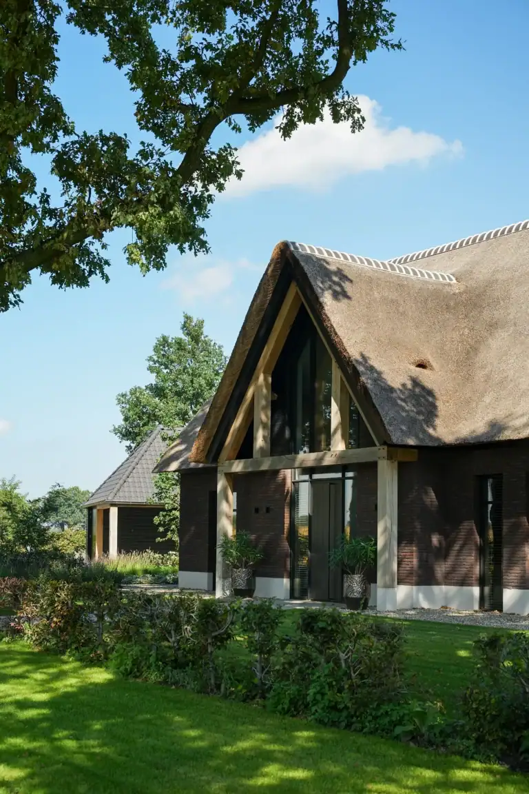 Eikenhouten spant aan het exterieur van Landhuis Venhorst