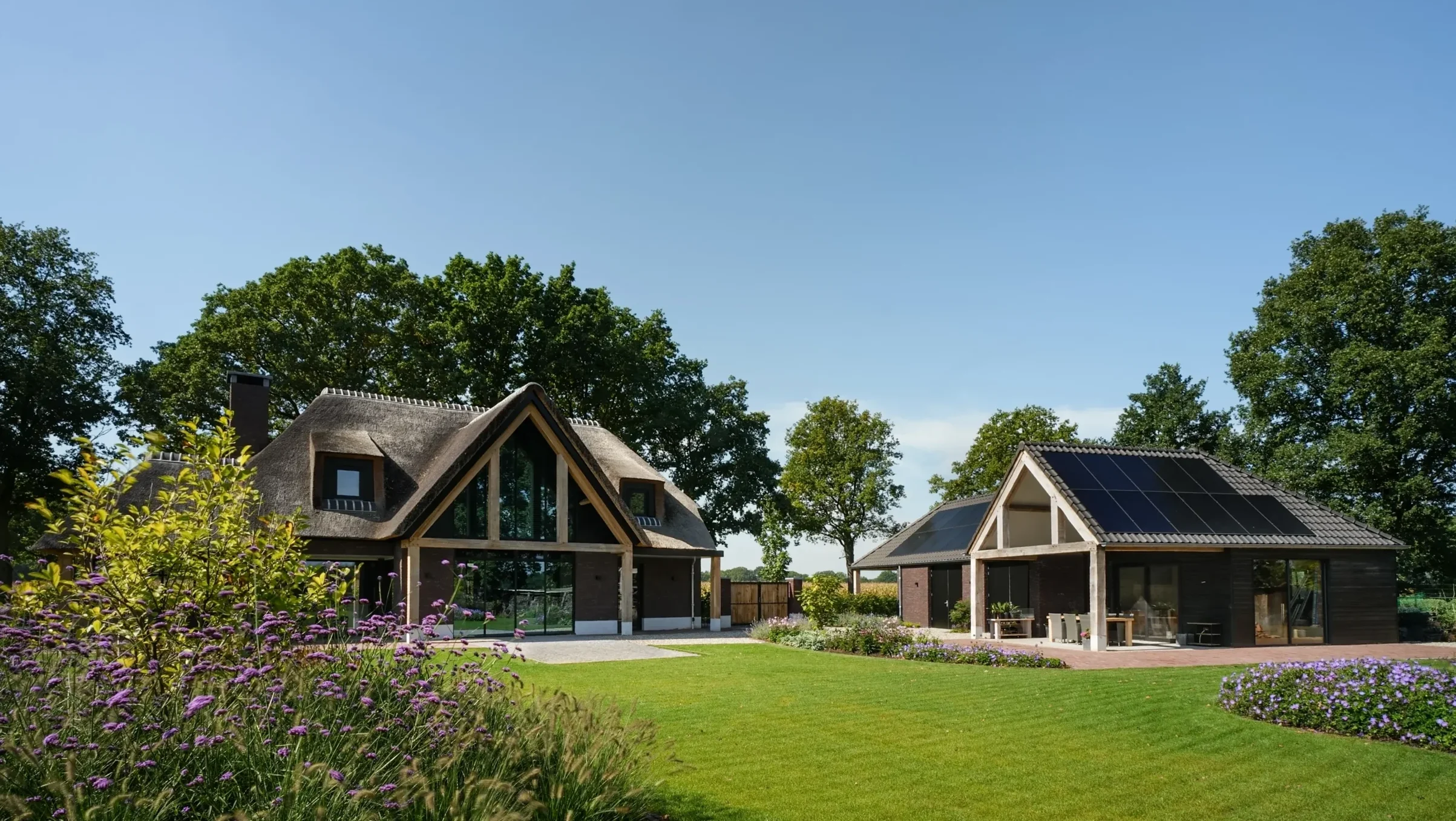 Achtergevel Landhuis Venhorst met royale tuin en bijgebouw