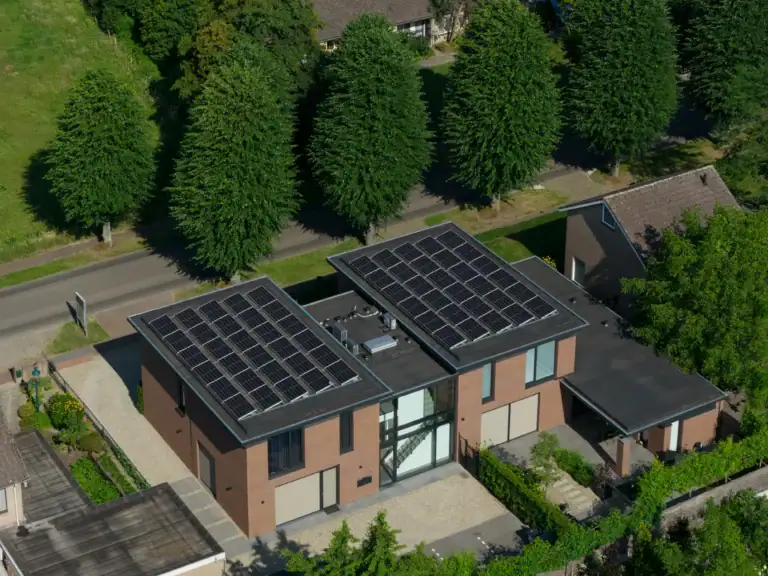 Gemengd gebouw Lierop met horizontaal gestrekt metselwerk, slanke overstekken en bandramen