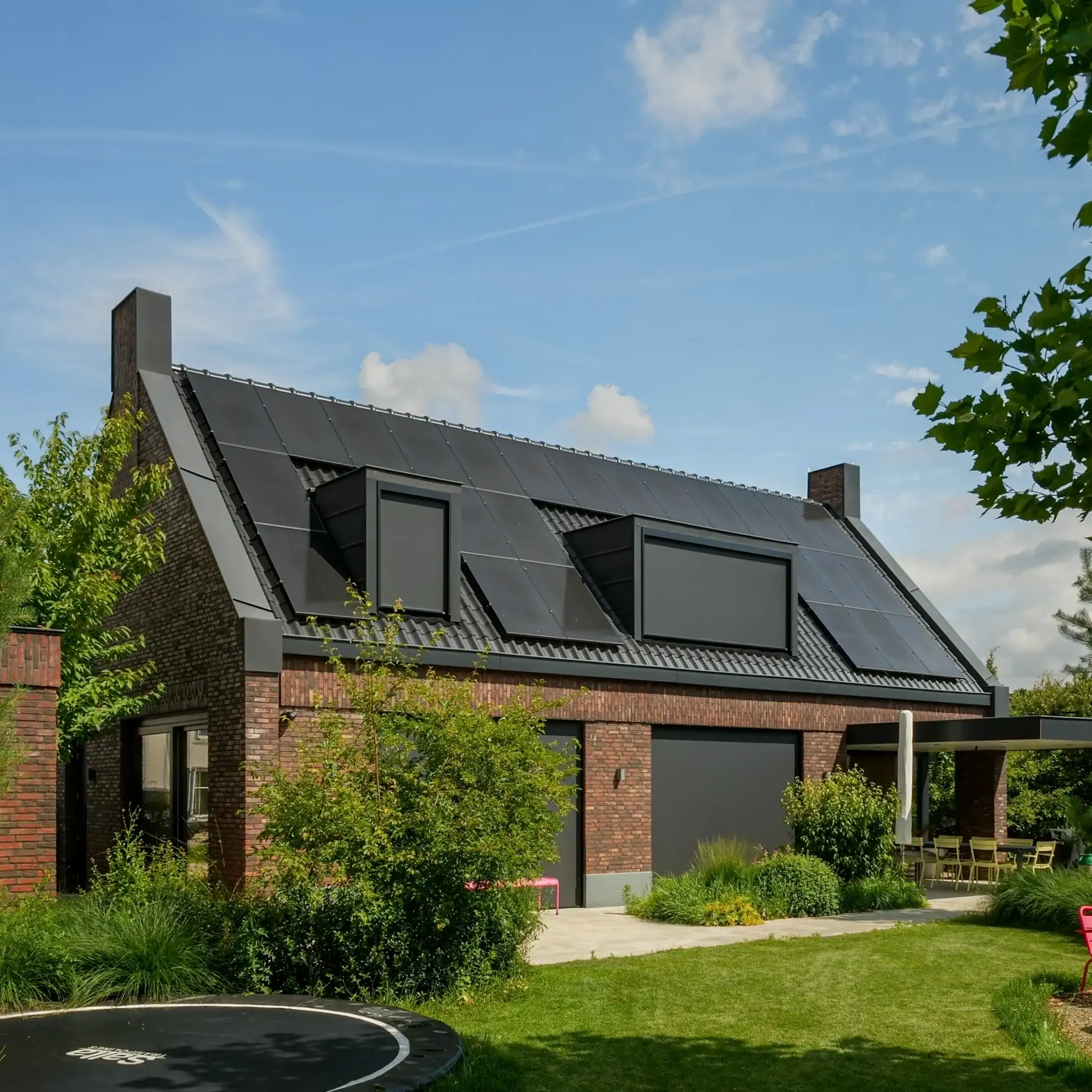 Tuingevel vrijstaande woning Helmond met baksteen, schuifpuien en overdekt terras