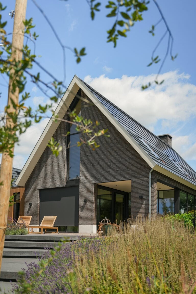 Kopgevel met royale aluminium puien in woning Venhorst